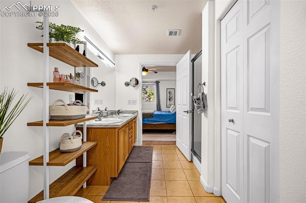 Image 21 of 33: Bathroom