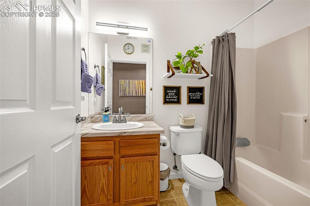 Image 25 of 33: Bathroom