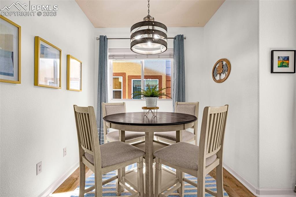 Image 5 of 33: Dining Area