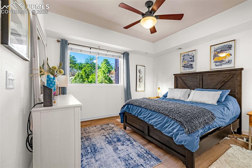 Image 6 of 33: Bedroom