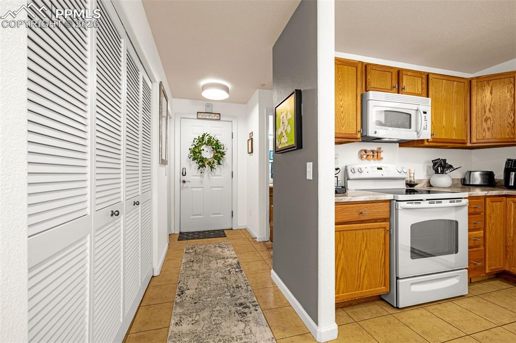 Image 9 of 33: Kitchen