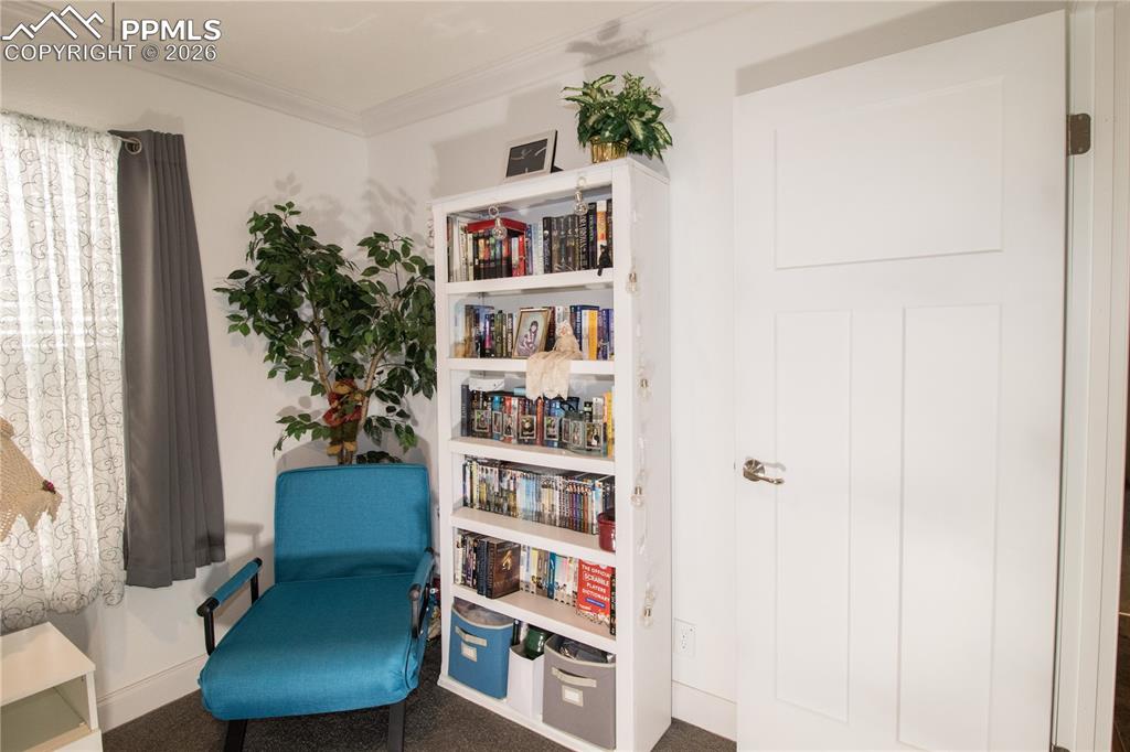 Image 11 of 21: Sitting Room