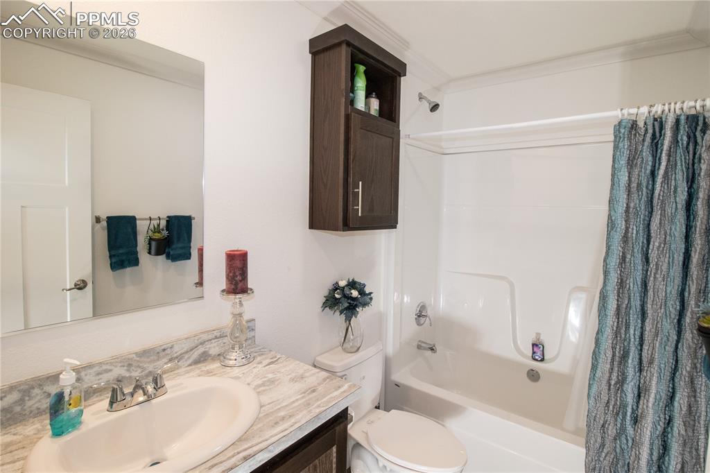 Image 17 of 21: Bathroom