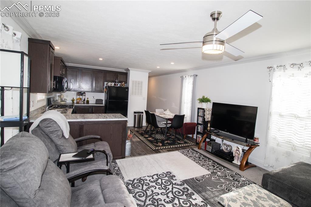 Image 5 of 21: Living Room