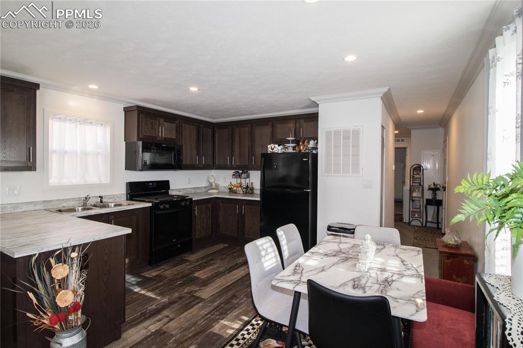 Image 7 of 21: Kitchen
