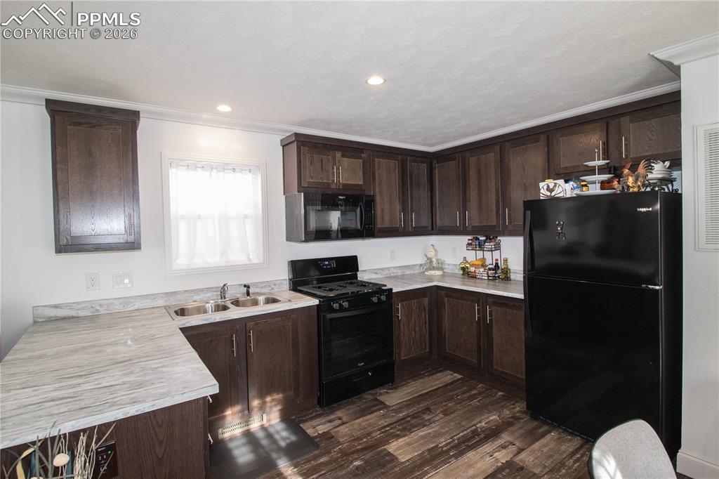 Image 9 of 21: Kitchen