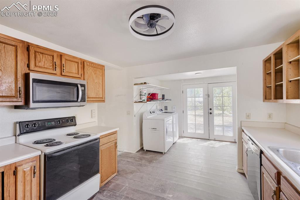 Image 11 of 17: Kitchen