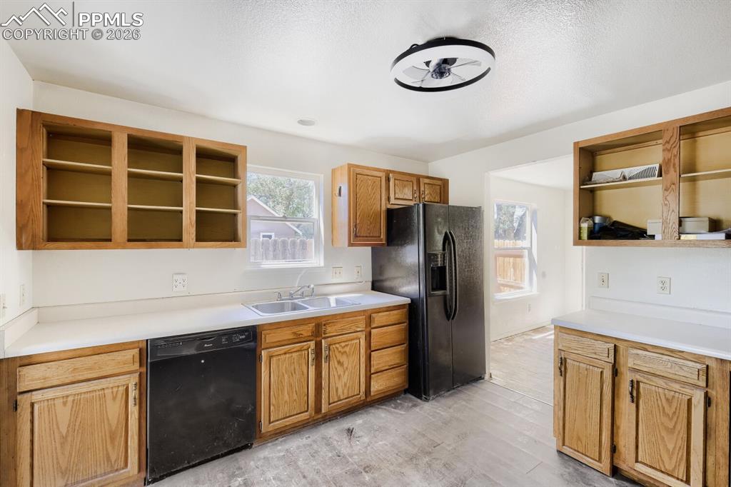 Image 12 of 17: Kitchen