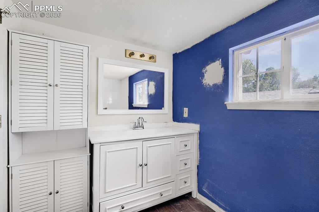 Image 13 of 17: Bathroom