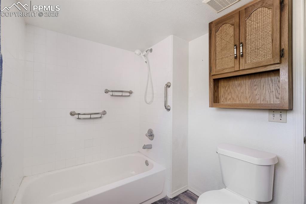 Image 14 of 17: Bathroom