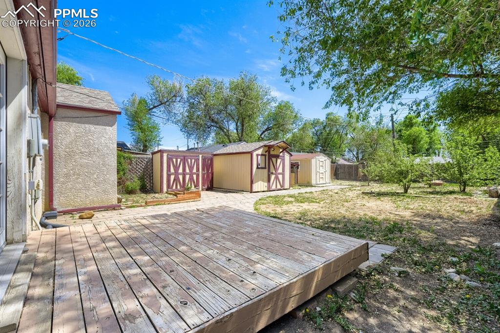 Image 17 of 17: Deck