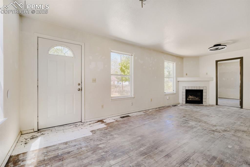 Image 3 of 17: Entry