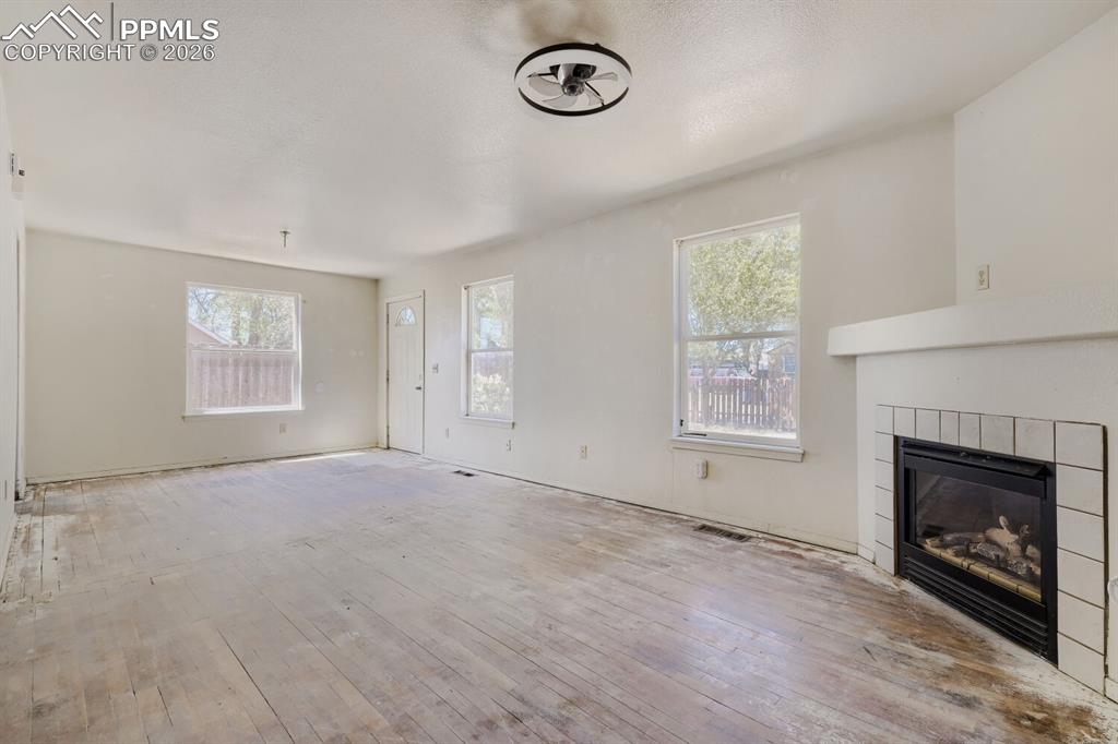 Image 6 of 17: Living Room