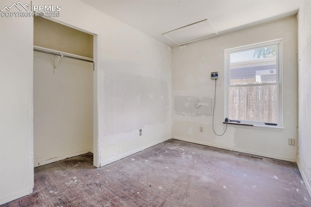 Image 9 of 17: Bedroom