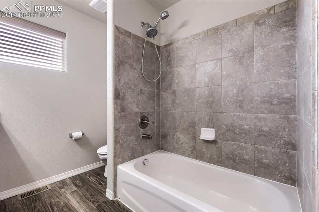 Image 14 of 17: Bathroom