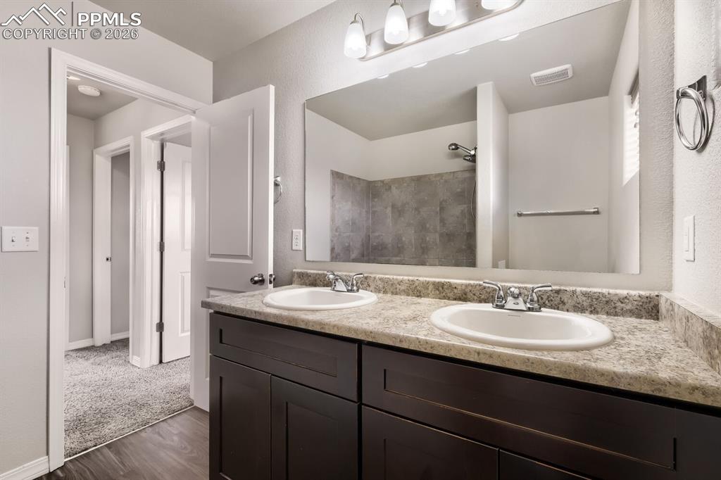 Image 15 of 17: Bathroom