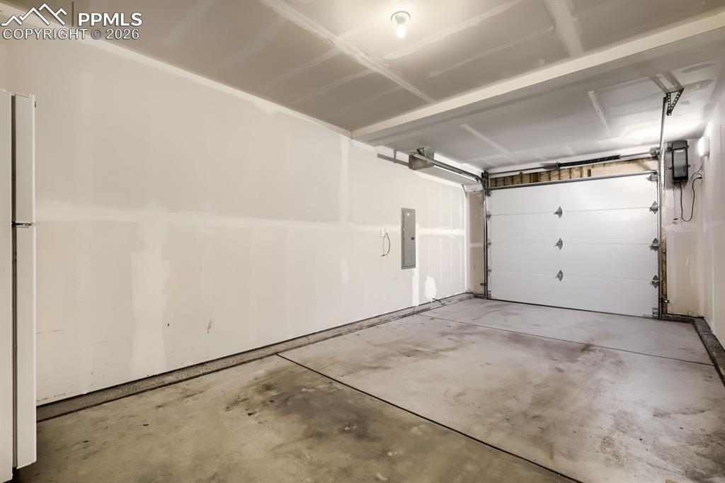 Image 17 of 17: Garage