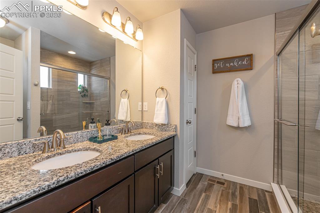 Image 15 of 29: Dual sinks, granite countertops, door to the water closet and nice walk in 