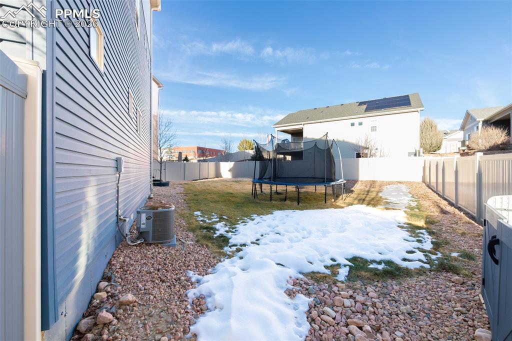 Image 28 of 29: Yard