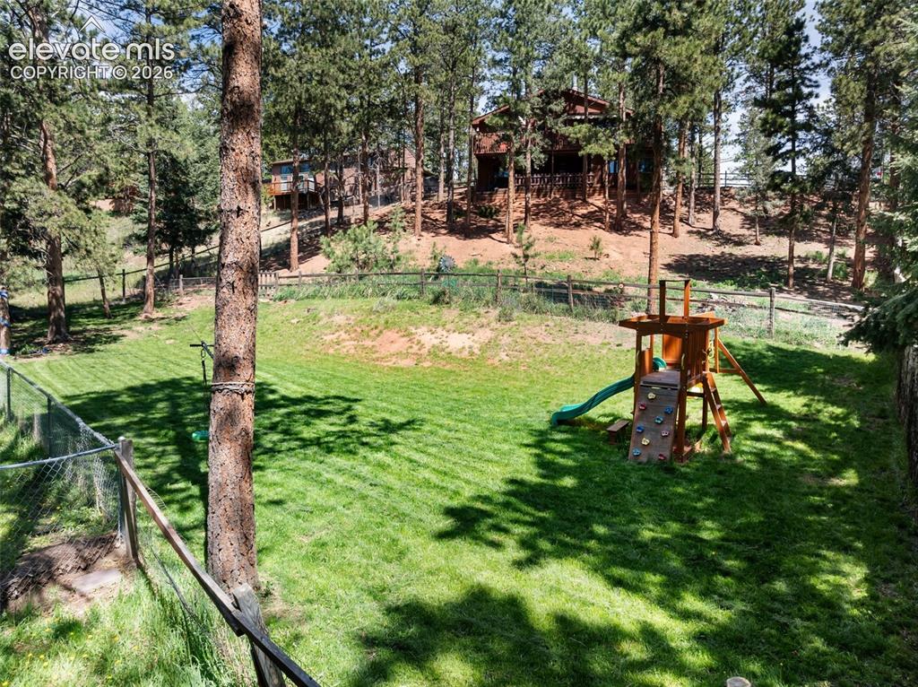 Image 19 of 48: Yard
