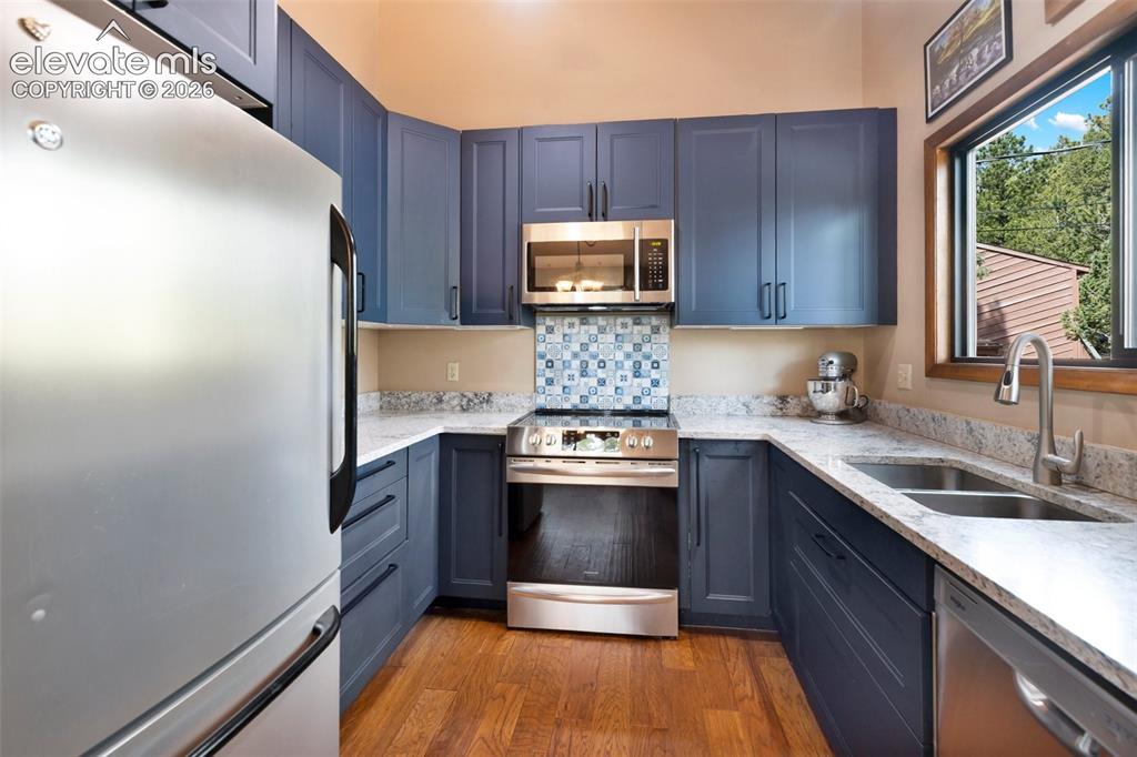 Image 7 of 48: Kitchen