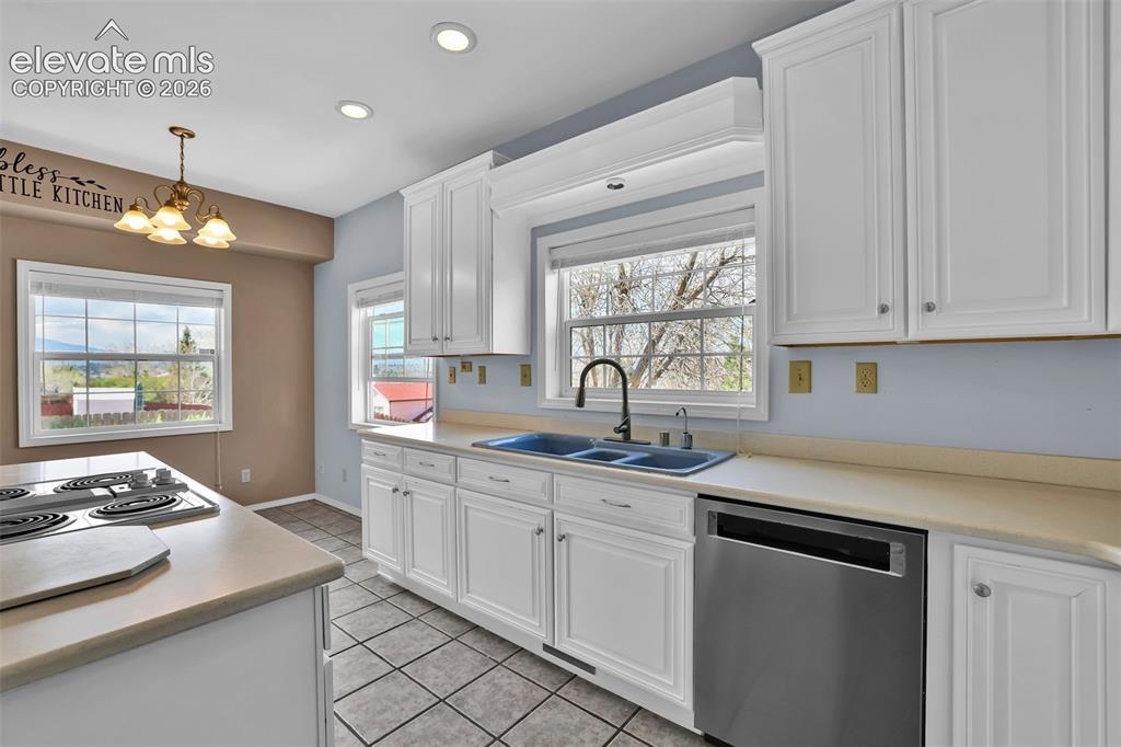 Image 12 of 41: Kitchen