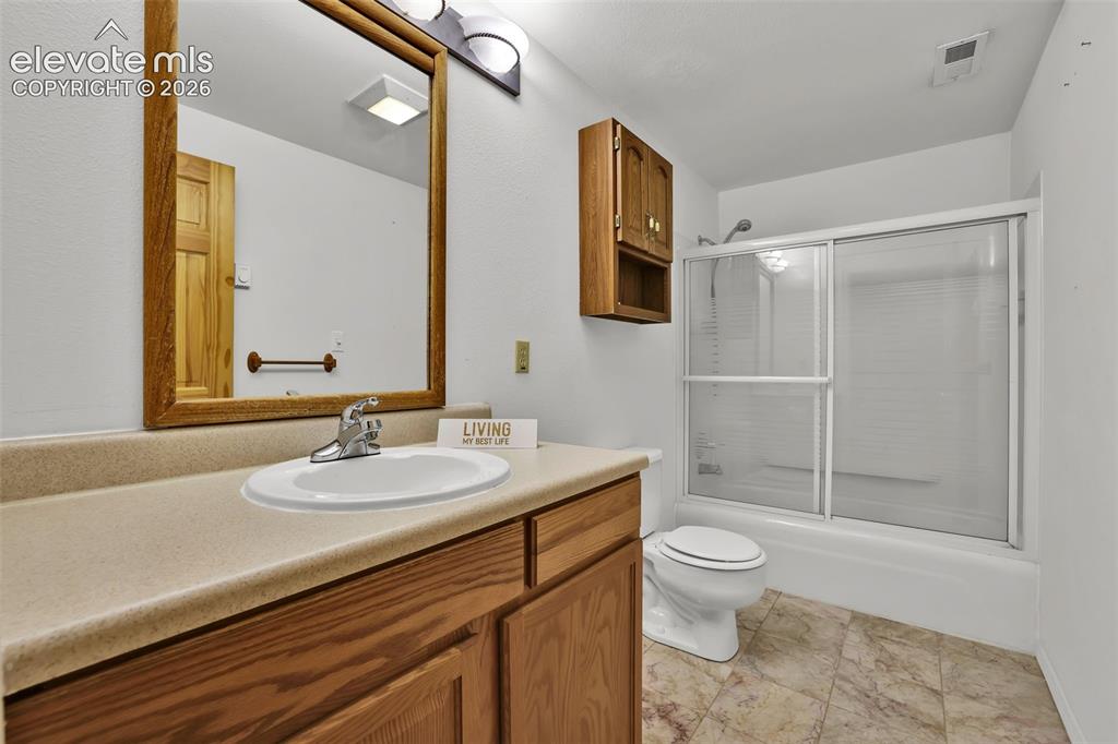 Image 29 of 41: Bathroom