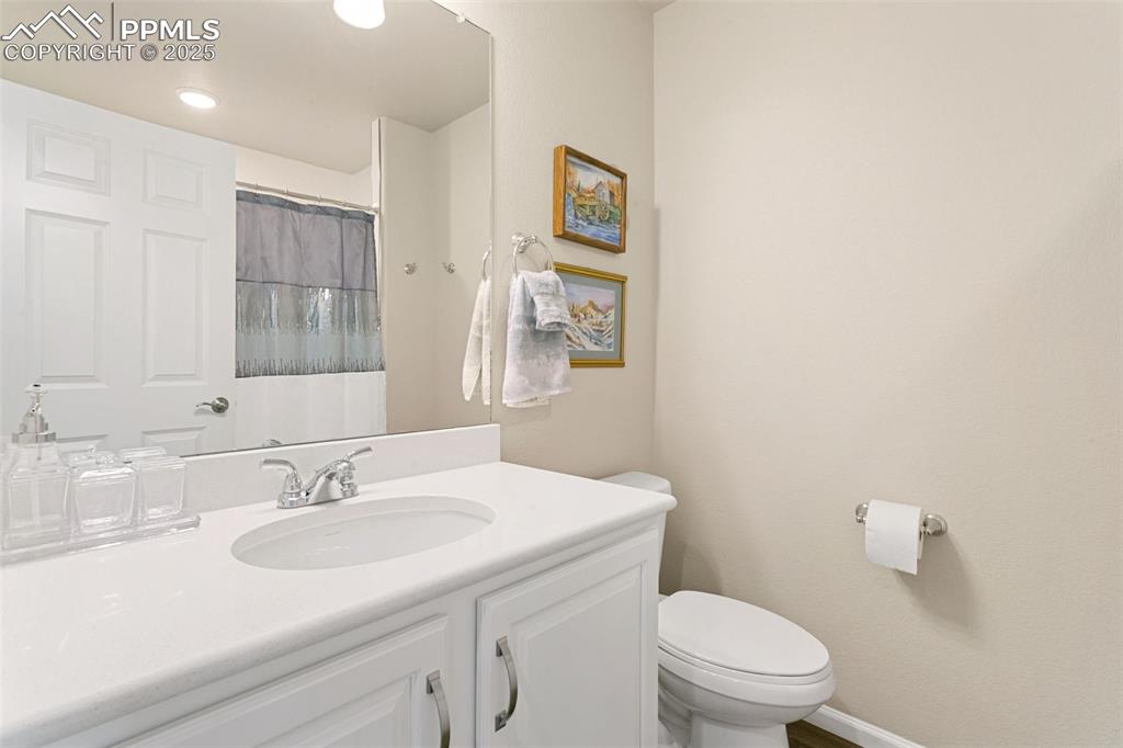 Image 26 of 35: Upper-level full bathroom off of the loft area offers convenience and priva