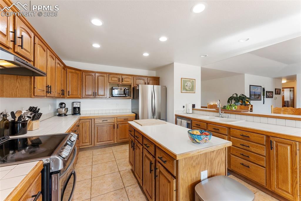 Image 11 of 50: Kitchen