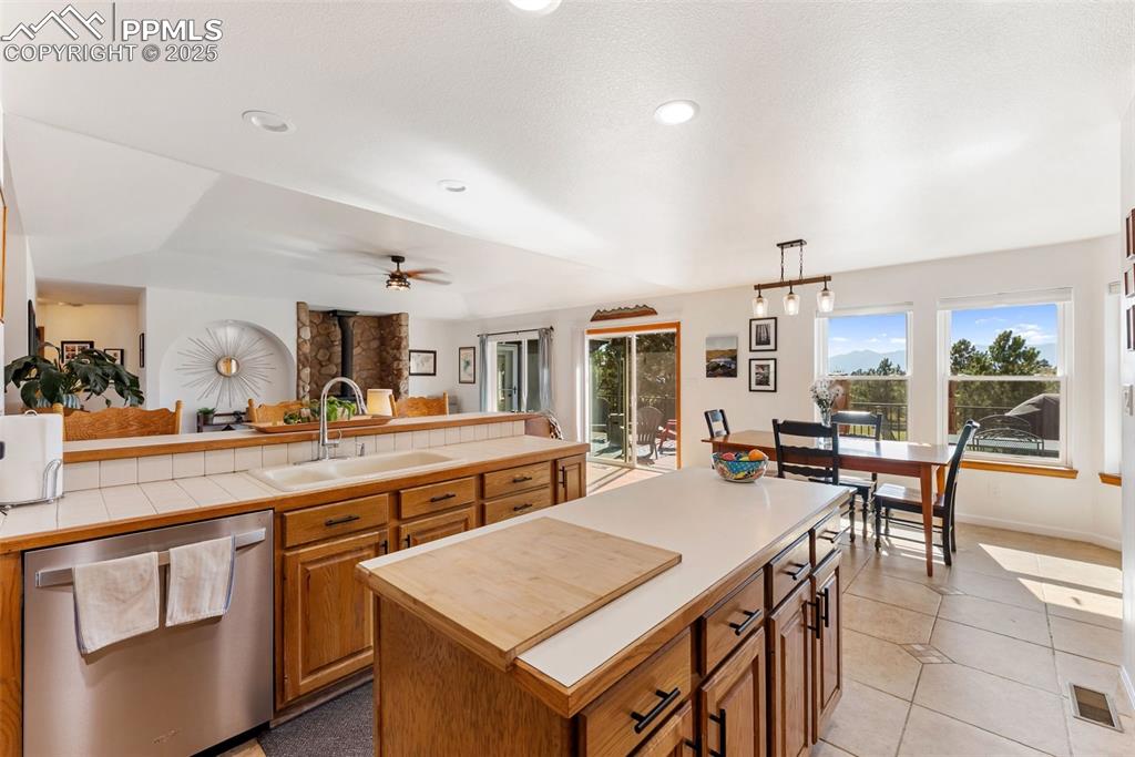 Image 13 of 50: Kitchen