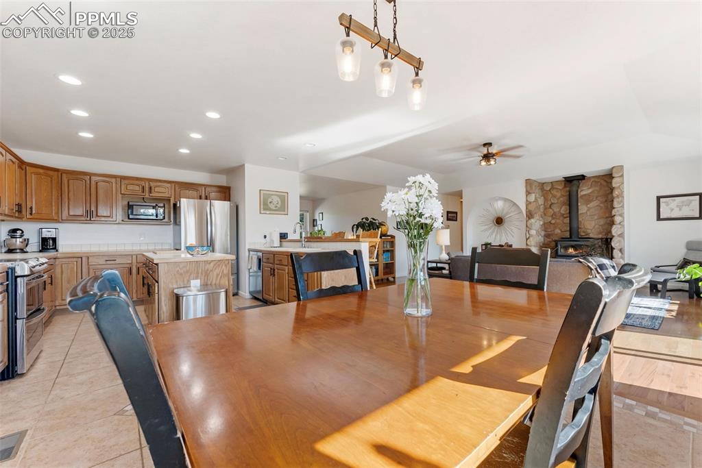 Image 14 of 50: Dining Area