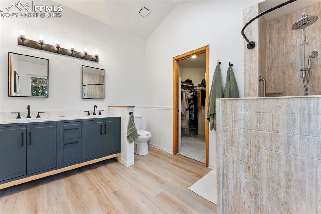 Image 26 of 50: Bathroom