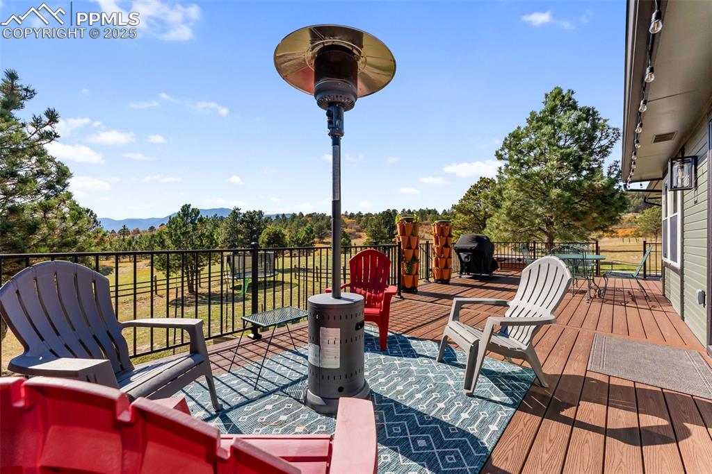 Image 35 of 50: Deck