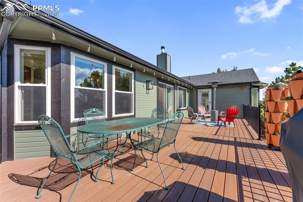 Image 36 of 50: Deck