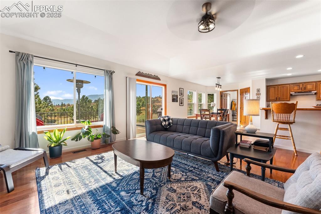 Image 5 of 50: Living Room