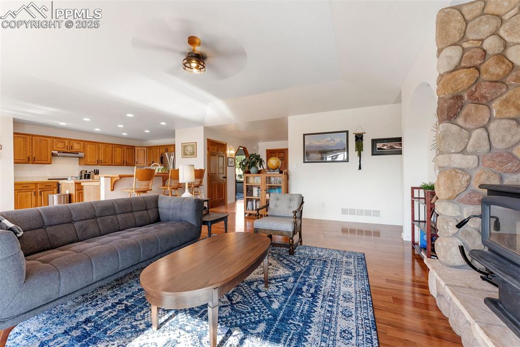 Image 6 of 50: Living Room