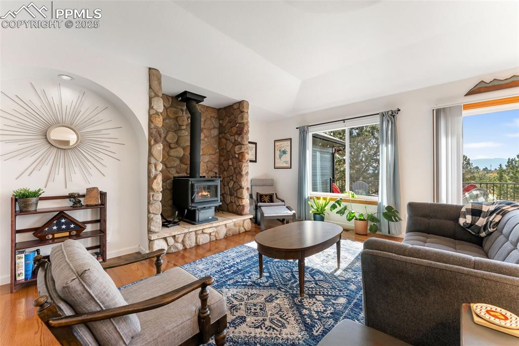 Image 7 of 50: Living Room