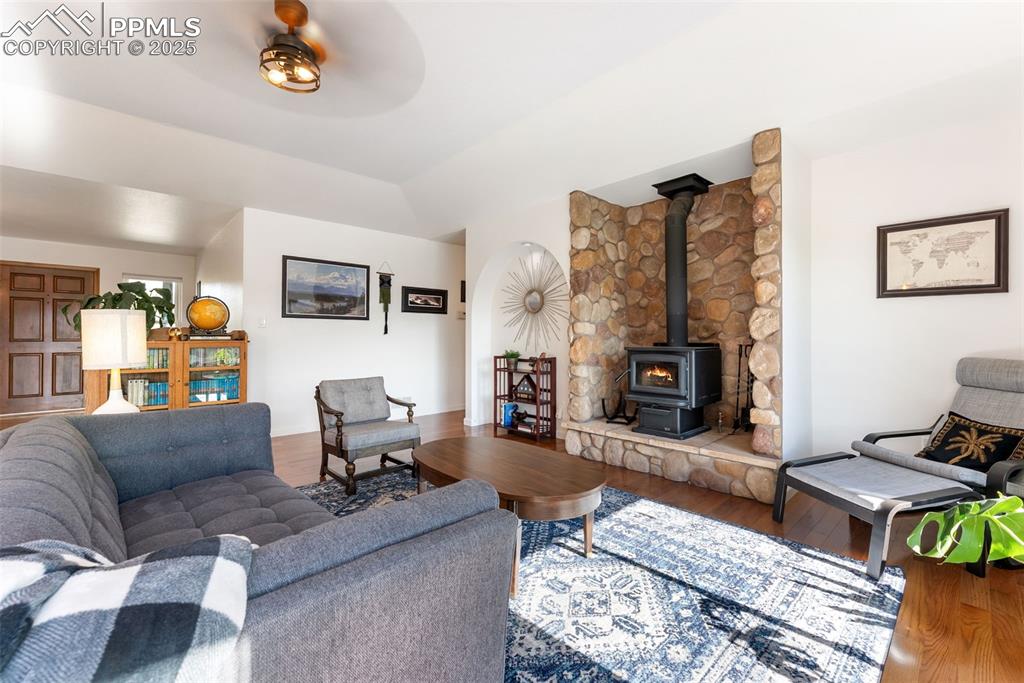 Image 8 of 50: Living Room