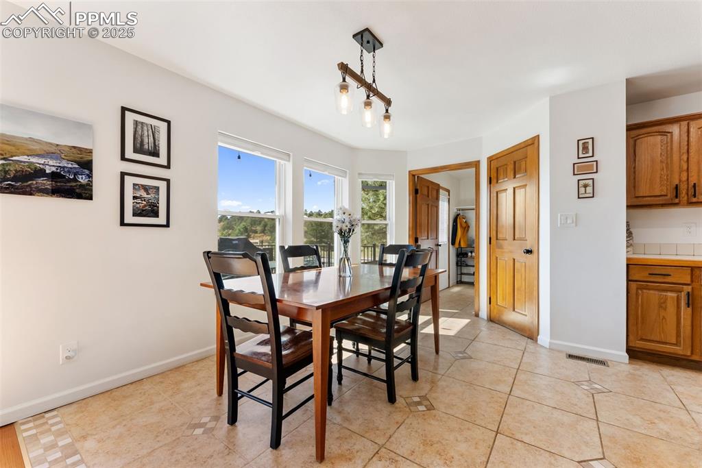 Image 9 of 50: Dining Area