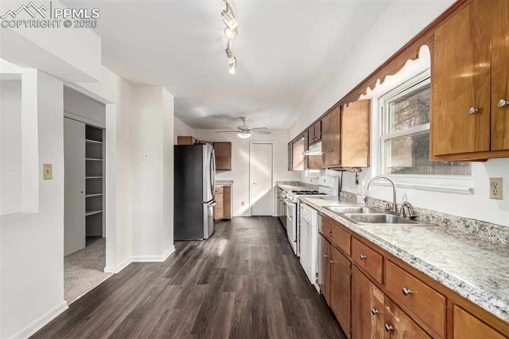 Image 11 of 50: Kitchen