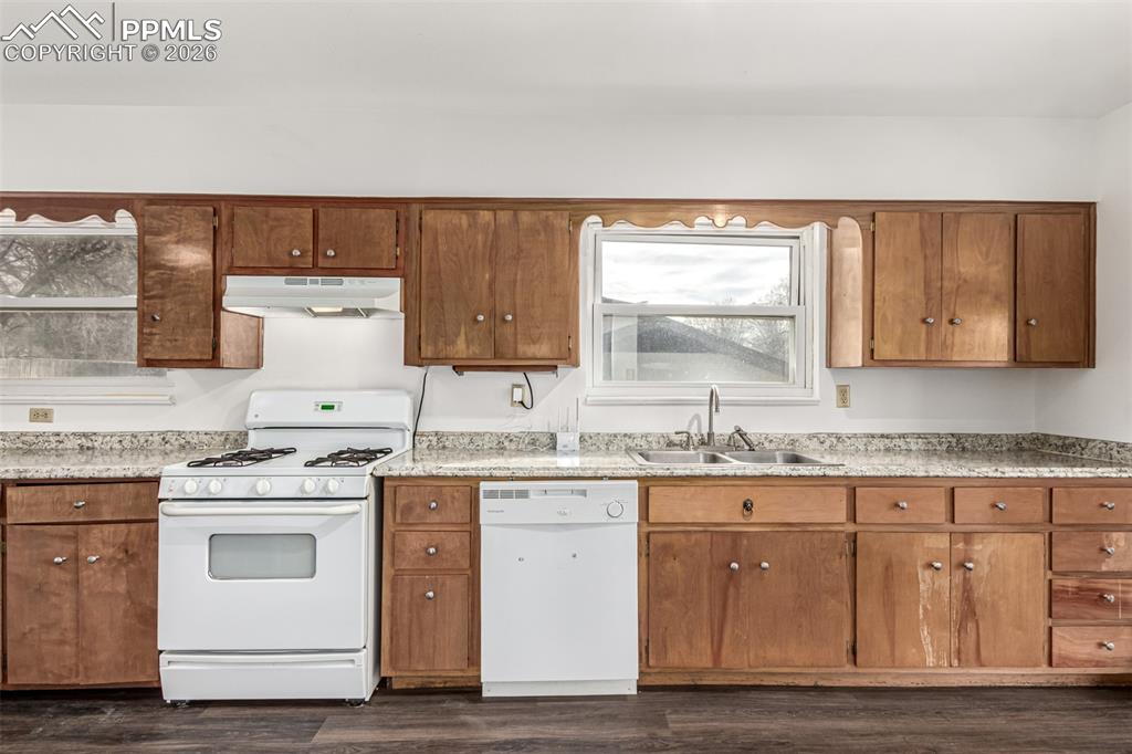 Image 13 of 50: Kitchen