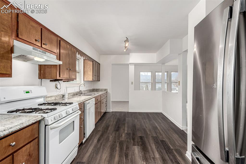 Image 14 of 50: Kitchen