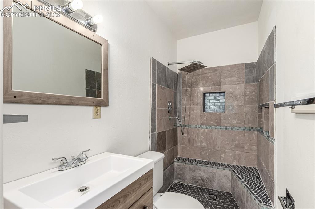 Image 19 of 50: Bathroom