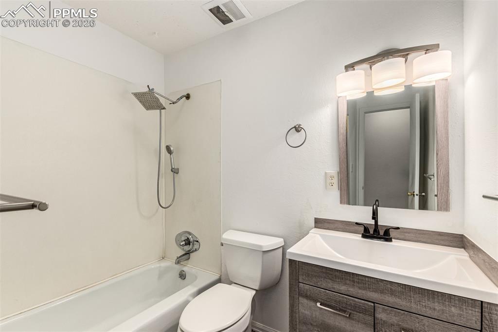 Image 22 of 50: Bathroom