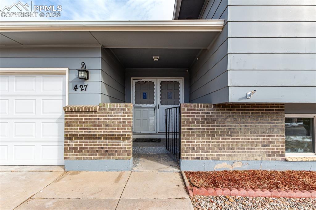 Image 3 of 50: Entry