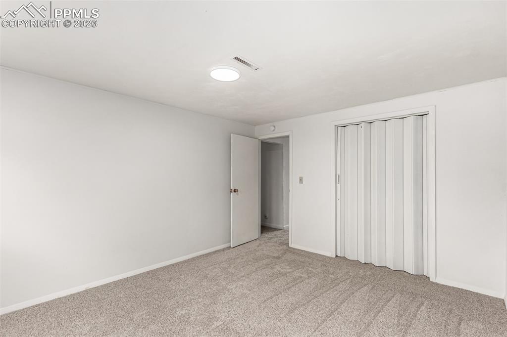 Image 33 of 50: Bedroom