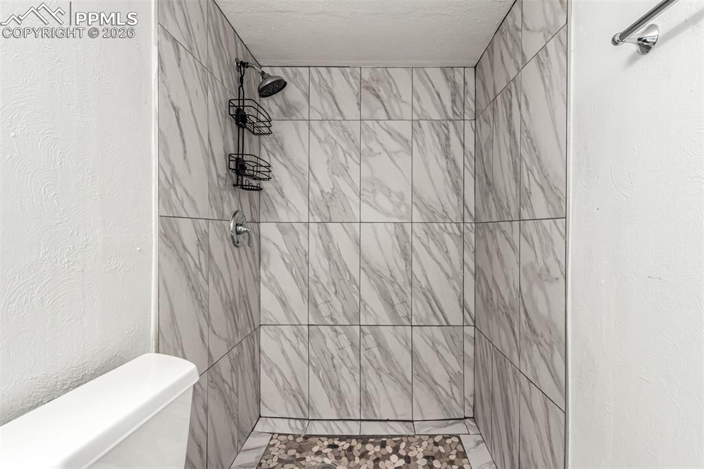 Image 35 of 50: Bathroom