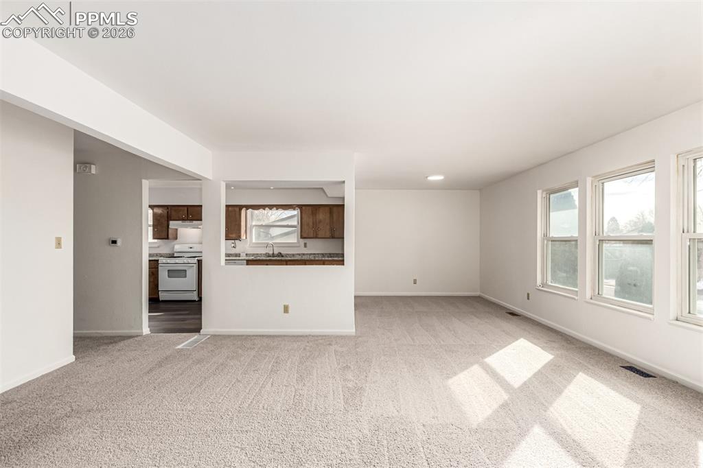 Image 7 of 50: Living Room