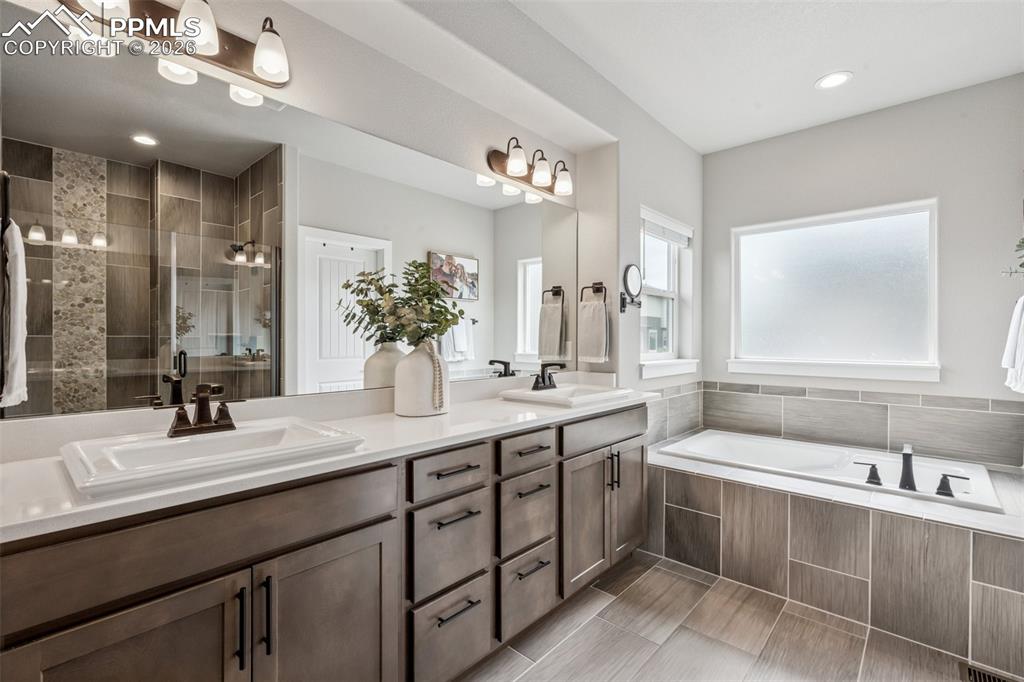 Image 19 of 43: Bathroom