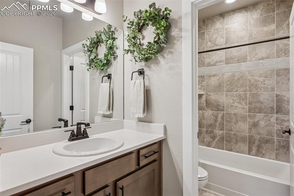 Image 23 of 43: Bathroom